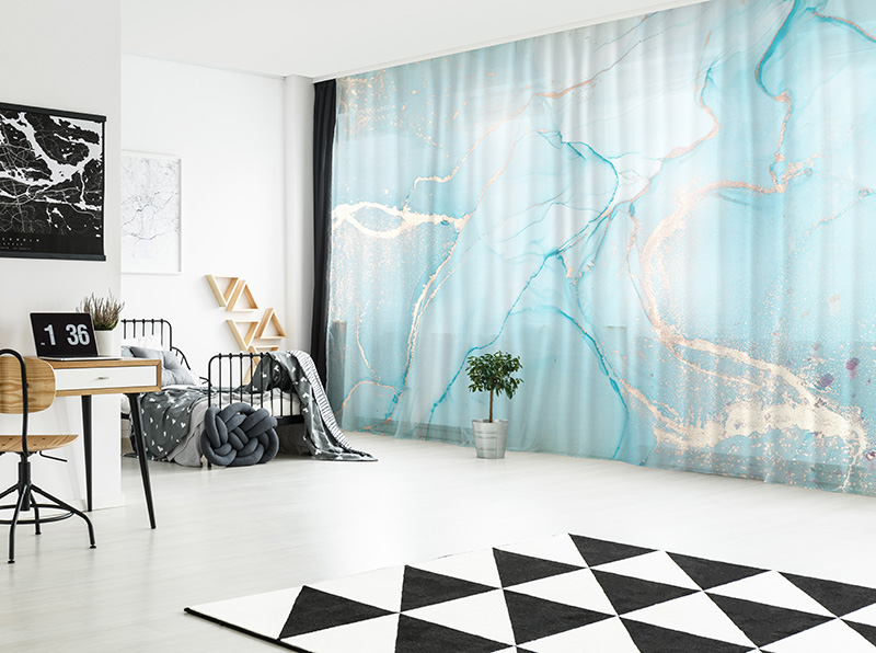 Im Schlaf- bzw. Jugendzimmer sind verdunkelnde Dekorationsvorhänge, die auf Wunsch auf- und zugezogen werden können, für einen geruhsamen Schlaf unverzichtbar. Foto: © La-Melle