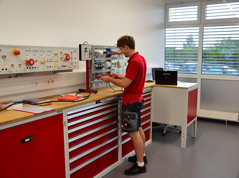 Hier fließt Energie: Azubi Dominik Weyerich zeigt Übungen in der modernen Elektrowerkstatt. Foto: © Warema