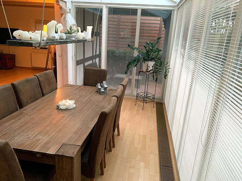 Es empfiehlt sich im Verbund eine Bodenkanalheizung bzw. Unterflur-Konvektoren vor der Fensterfront (rechts im Bild) einzusetzen. Dies verhindert Kondensatbildung und der Wintergarten bleibt angenehm warm. Foto: © GrahamOliver/123rf.com /Pik