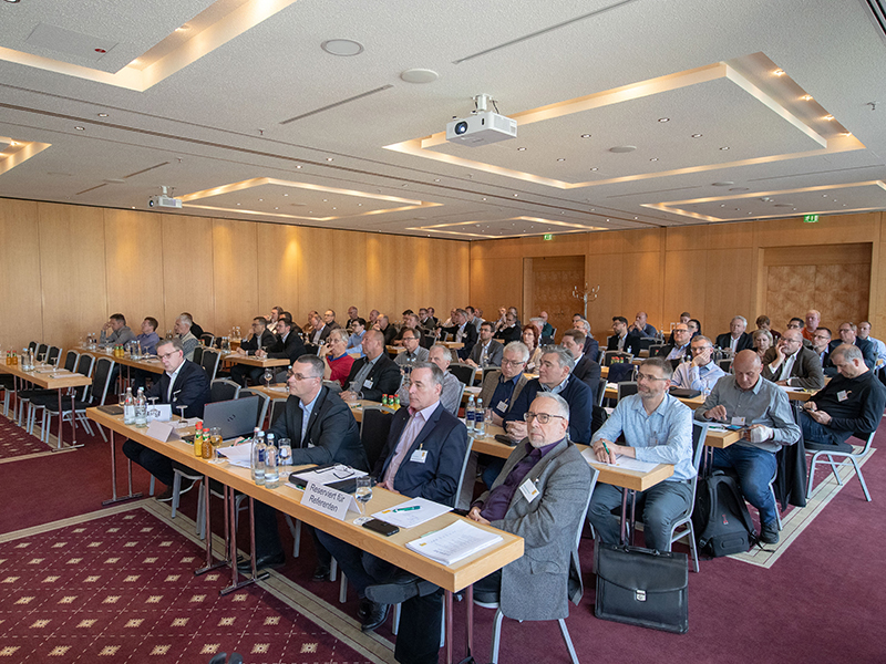 Blick in den Saal: 2019 war die Mitgliederversammlung noch als Präsenzveranstaltung möglich. Foto: © Matthias F. Schmidt / www.fotograf-erfurt.de