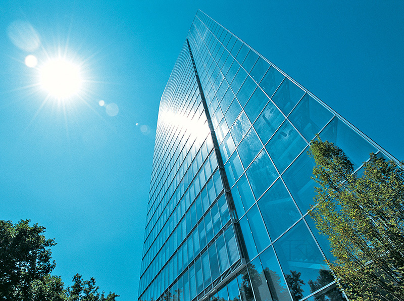 Im Objektbau sorgen Sonnenschutzverglasungen für angenehme Temperaturen im Büro. Foto: © Bundesverband Flachglas / Sanco Beratung