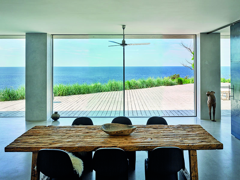 Das Schiebesystem ermöglicht zusammen mit der gläsernen Pfosten-Riegel-Konstruktion aus nahezu jedem Zimmer einen Panorama-Blick auf die Küste. Foto: © Kristine Mengel