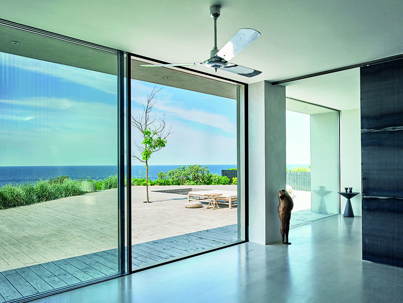 Das schmale Verhakungsprofil der Schiebekonstruktion tritt dezent in den Hintergrund für einen unbegrenzten Blick auf das Meer. Foto: © Kristine Mengel