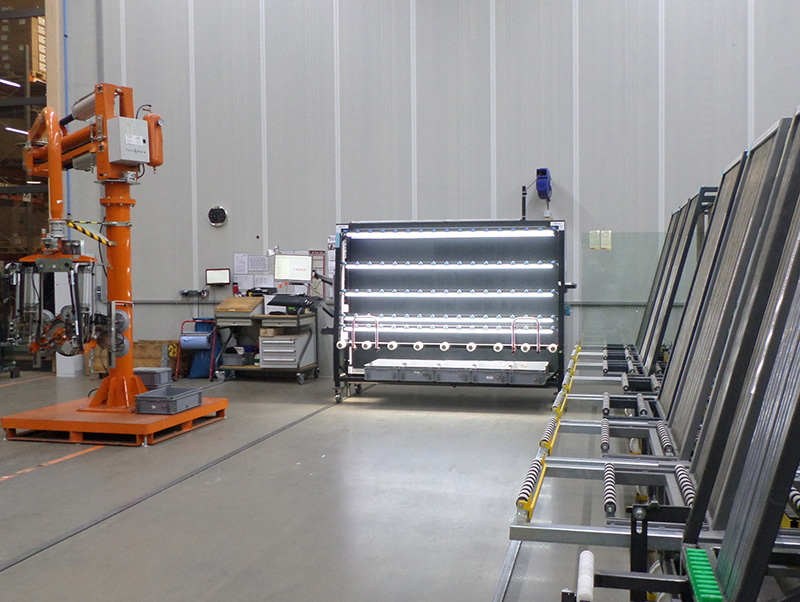 Ein hinterleuchteter Prüftisch sorgt für helles Licht, so dass mehr Fehler im Vorfeld herausgefiltert werden. Der anschließende Transport mit Fächerwagen vermeidet das manuelle Anpacken und Drehen der Scheiben. Foto: © Solarlux