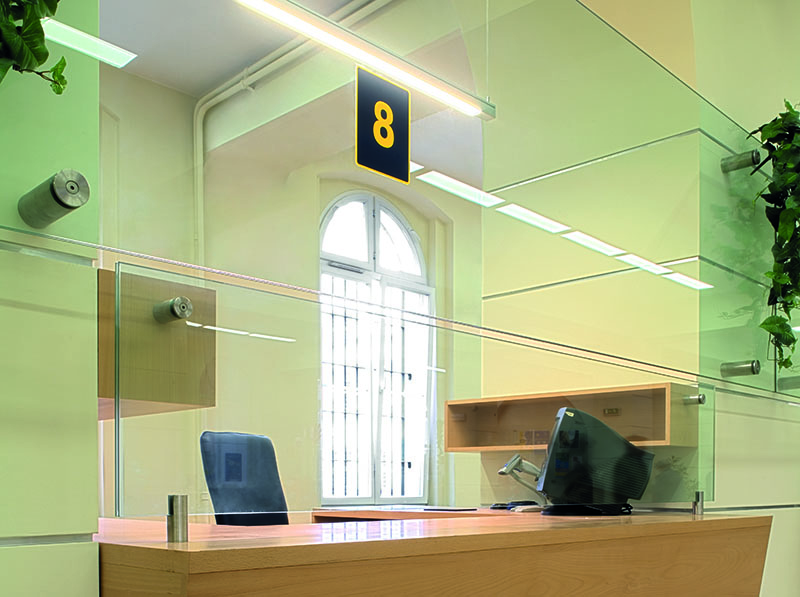 Glasabtrennungen sind beim Schutz vor Covid-19-Viren deutlich wirksamer und hygienischer als transparente Kunststoffe. Foto: © Saint-Gobain