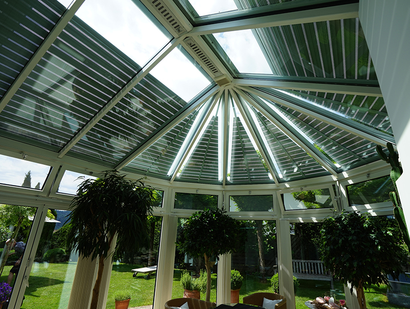 Bei spitz zulaufenden oder runden Formen schiebt sich der Rollladen von unten über das Glas. Foto: © Schanz