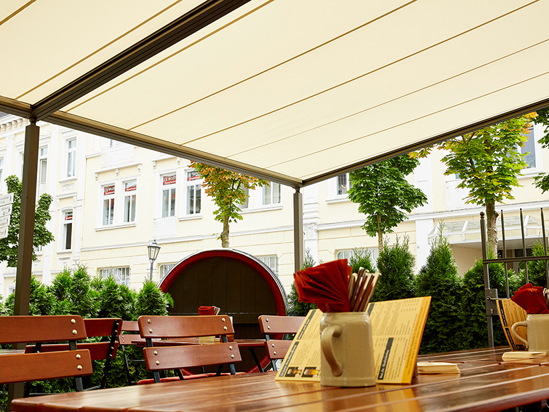 Die Gäste sitzen auch im Außenbereich jederzeit gut geschützt. Foto: © Markilux