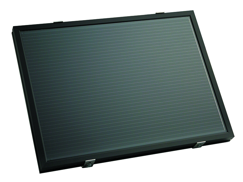 Dank eines mitgelieferten Montage-Sets lässt sich das Solarpanel ohne großen Aufwand an der Außenwand oder auf dem Dach der Garage anbringen. Foto: © Berner Torantriebe