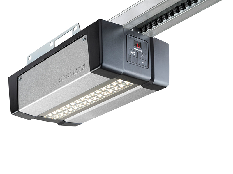 Alle drei neuen Antriebe verfügen über eine energiesparende LED-Beleuchtung, die die Garage beim Ein- und Ausfahren ausleuchtet. Foto: © Hörmann