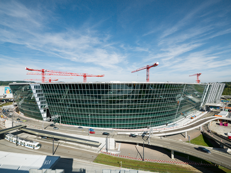 Unter Alltagsbedingungen kam R.I.S.E. erstmals beim Einbau der Fahrstühle im Bauprojekt The Circle am Flughafen Zürich zum Einsatz. Foto: © Schindler Aufzüge AG