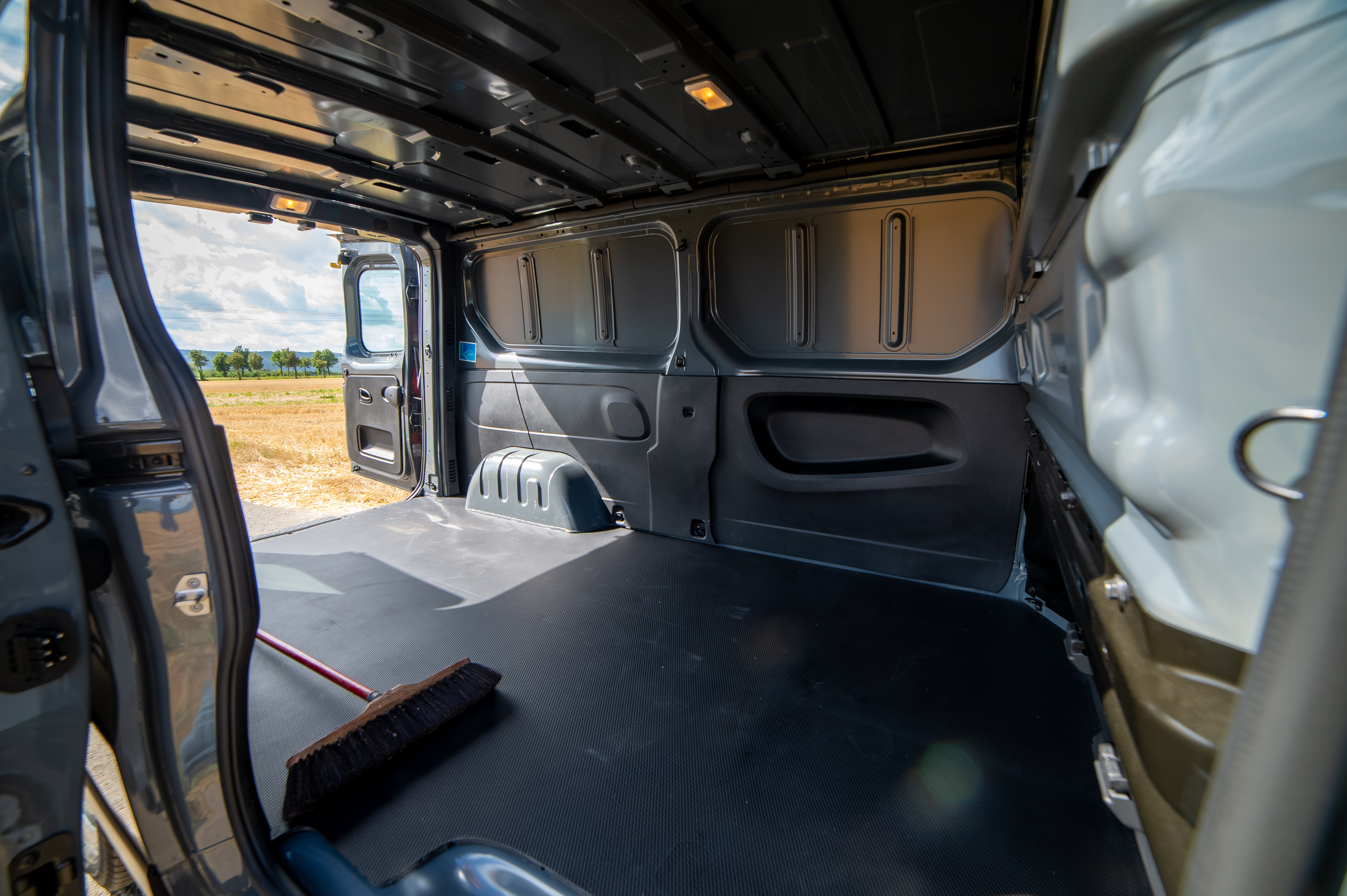 Die Ladefläche des Renault Trafic, viel Platz zum Transport von Material oder Maschinen. Foto: © Martin Bärtges