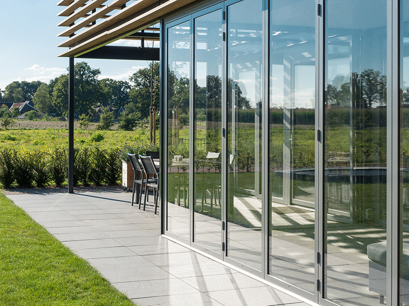 Ein Teil der Terrasse ist wie eine zweite Haut von einer Glas-Faltwand umschlossen. Foto: © Solarlux