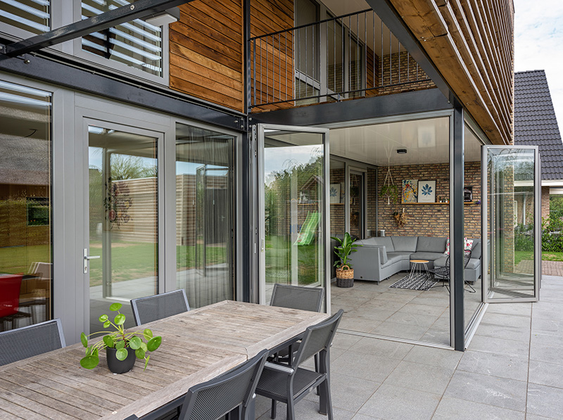 Sogar in den Wintermonaten kann es im verglasten Terrassenbereich so warm werden, dass die Bewohner die innere Verglasung öffnen, um die Wärme für den Wohnbereich zu nutzen. Foto: © Solarlux