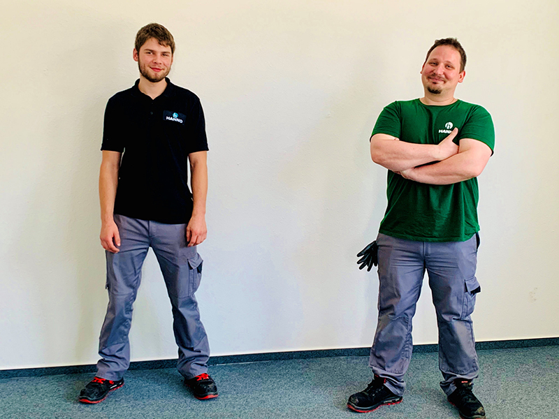 Der Hanno-Nachwuchs strahlt: Adrian Neumann (links) und Joseph Marocsik freuen sich über ihre Ausbildung zum Maschinen- und Anlagenführer. Unterstützt werden sie dabei von erfahrenen Kollegen. Foto: © Hanno Werk GmbH & Co. KG