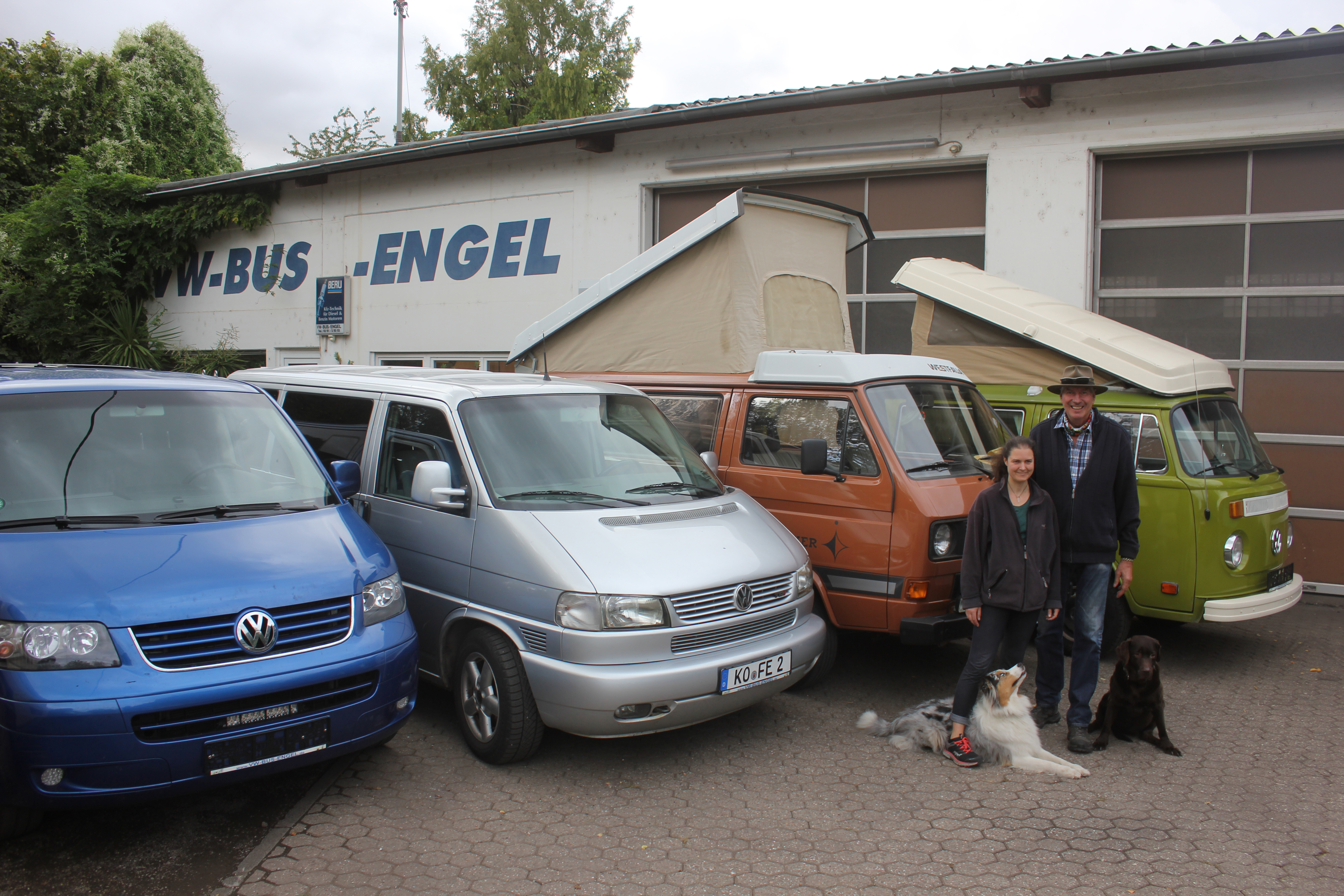 Engel auf Rädern: Frank Engel mit Lebensgefährtin Christiane Walter. Die Bulli-Fans sind jeden Tag mit den zwei Hunden und einem Bulli auf Achse. Foto: © privat