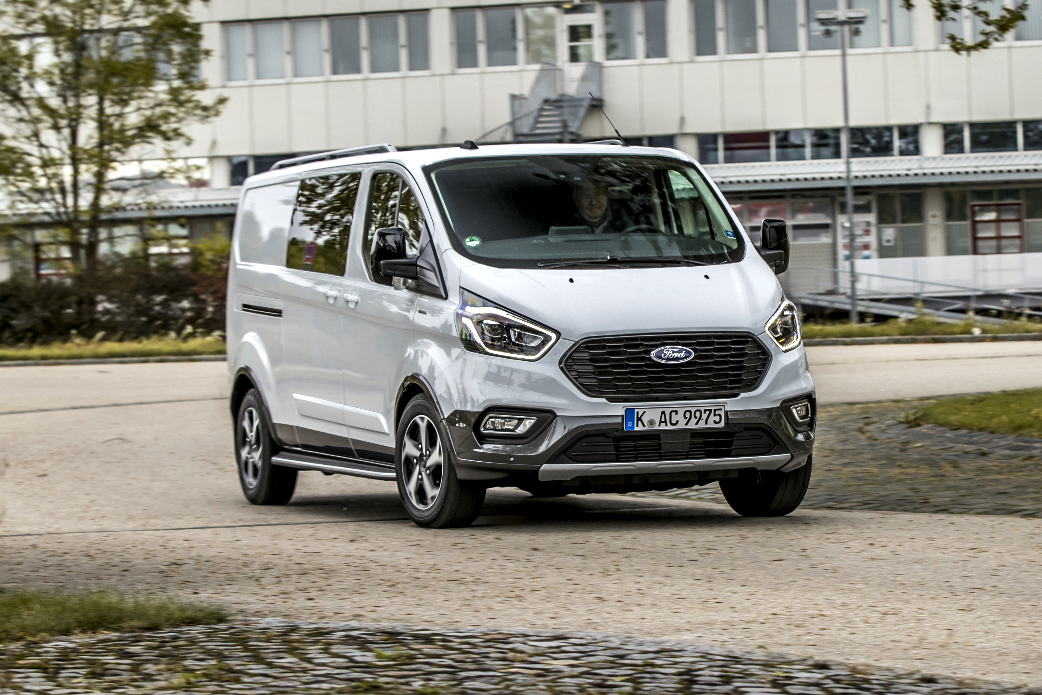 Der Tourneo Active trägt einen Wagen-Kühlergrill. Auf Wunsch gibt es seitliche Trittbretter zum leichteren Einstieg. Foto: © Ford