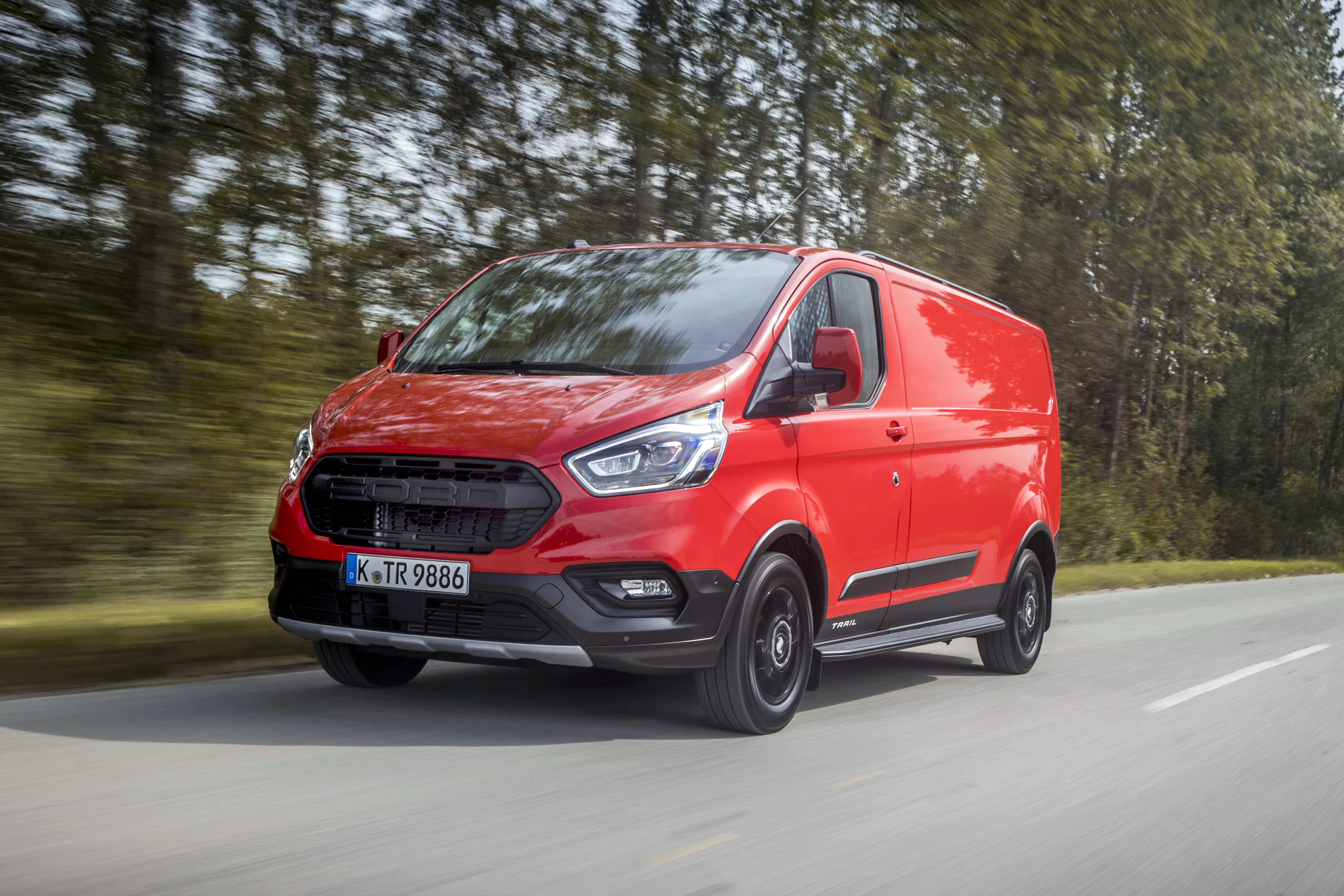 Neben einem markanten Auftritt verfügt der Transit Custom Trail über ein mechanisches Sperrdifferenzial. Foto: © Ford