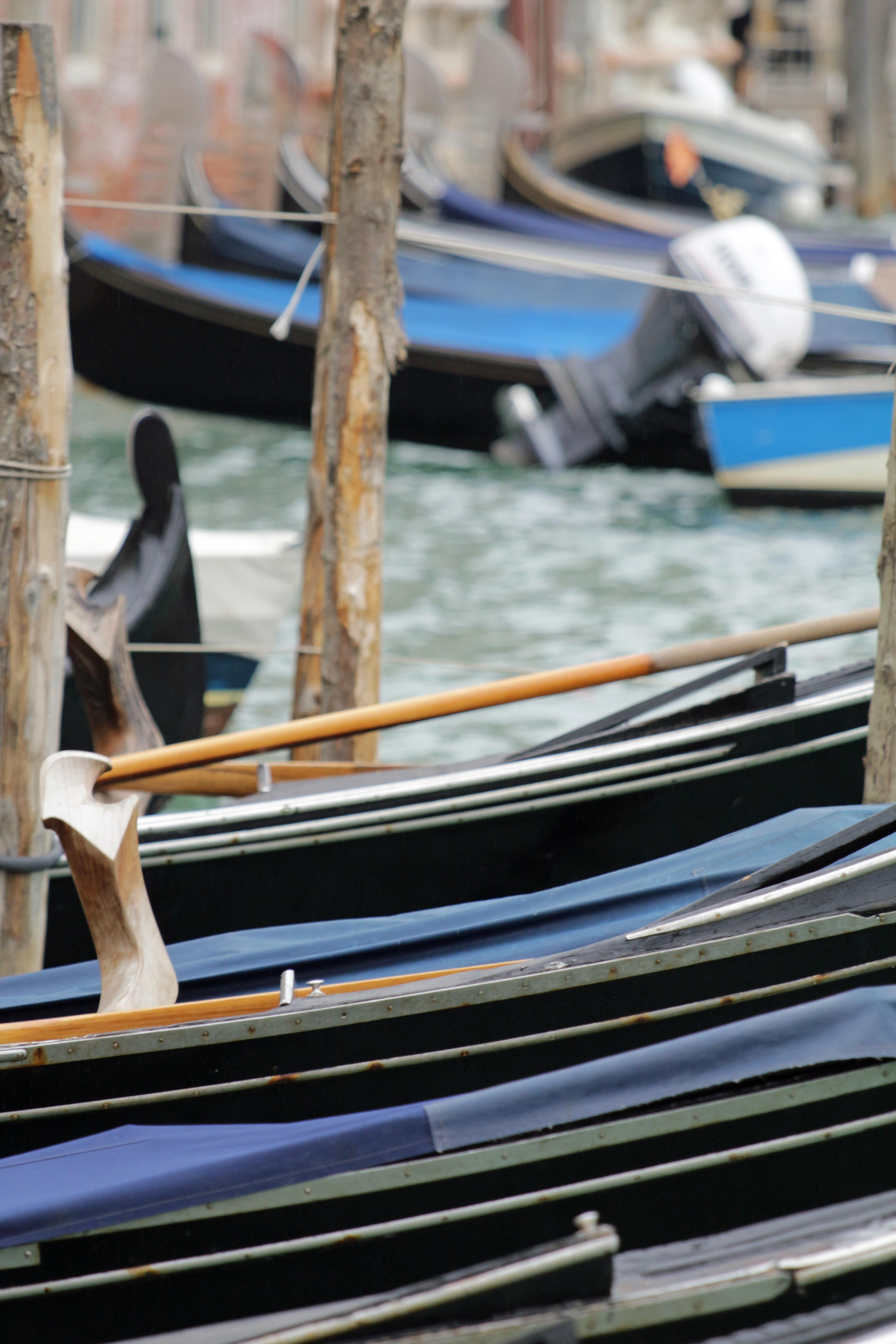 Die Ruderdollen der Boote in Venedig ragen wie Skulpturen hervor. 