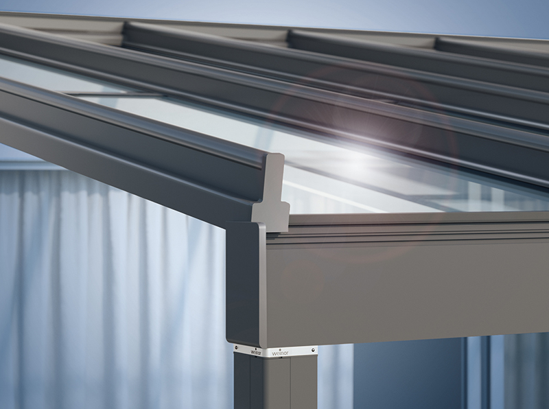 Die besonders stabile Dacheindeckung aus Sicherheitsglas ist bei Regen sehr geräuscharm. Foto: © Weinor