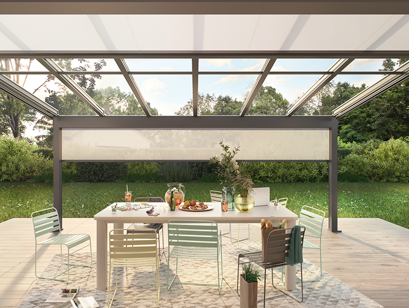 Die Lösung lässt sich mit Unterbauelementen aus Glas sowie mit LED-Beleuchtung, Heizsystem, Senkrecht- und Wintergarten-Markisen ergänzen – auch nachträglich. Foto: © Weinor
