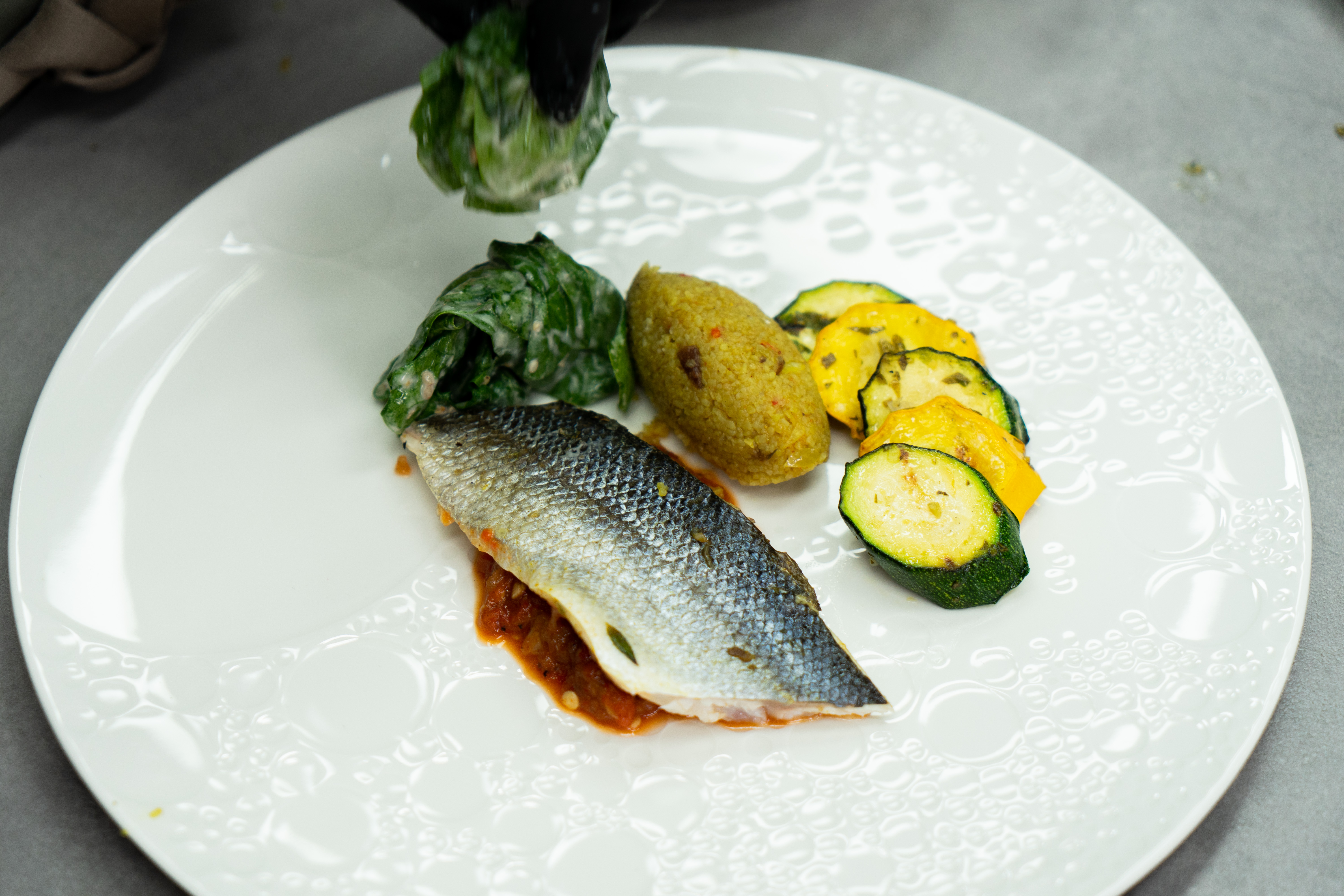 Loup de mer mit Bulgur und Grillgemüse. Foto: © Marvin Evkuran