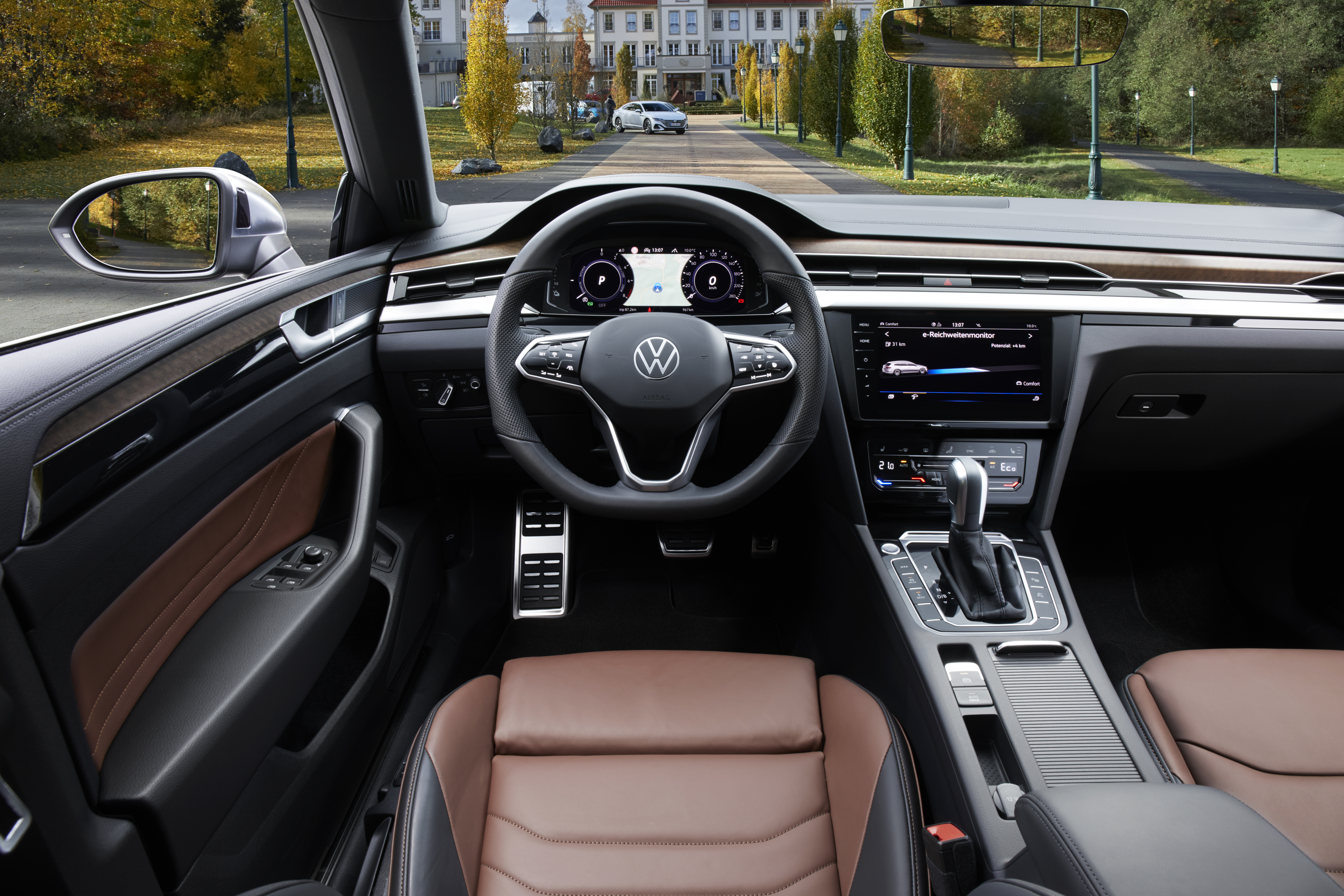 Innen präsentiert sich der VW Arteon modern und hochwertiger als sein Markenbruder Passat. Foto: © VW