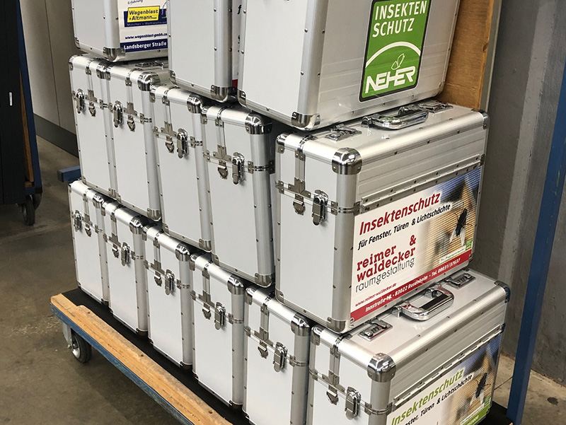 Die Musterkoffer stehen zur Übergabe bereit. Foto: © Spengler & Meyer