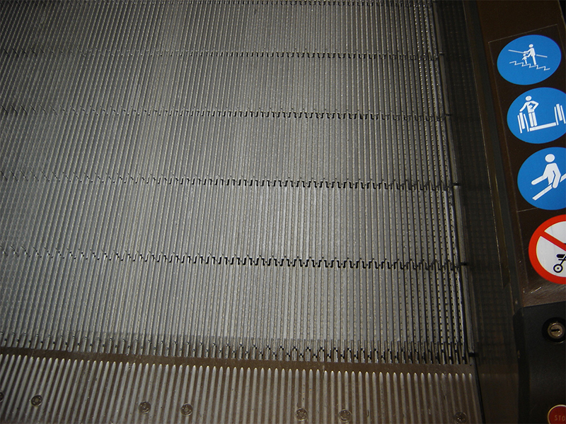 Die Rutschgefahr wird durch das Auftragen der Antislippery-Beschichtung reduziert. Danach sind die Fahrsteigpaletten rutschfester und somit sicherer als zuvor. Foto: © Weber Tec GmbH