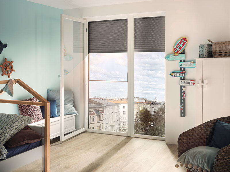 Die verlässliche und nahezu unsichtbare Absturzsicherung ersetzt als stilvolle Lösung Gitter und Brüstungen an bodentiefen Fenstern. Foto: © Warema