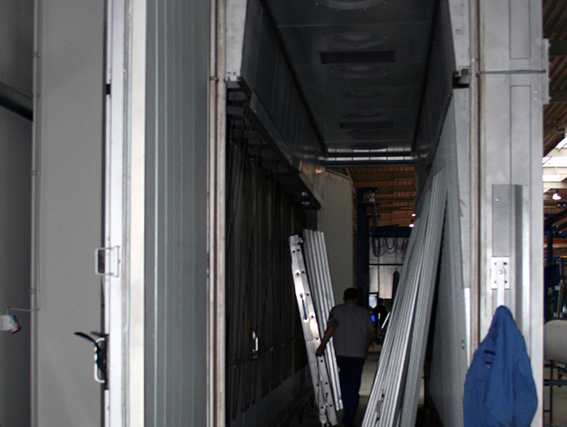 Entscheidend für die Wirksamkeit des Heat-Soak-Verfahrens ist neben der exakten Ofensteuerung besonders die Glastemperatur über die Dauer der Haltephase. Das Bild zeigt einen Heat-Soak Ofen vor der Inbetriebnahme. Foto: © Vössing