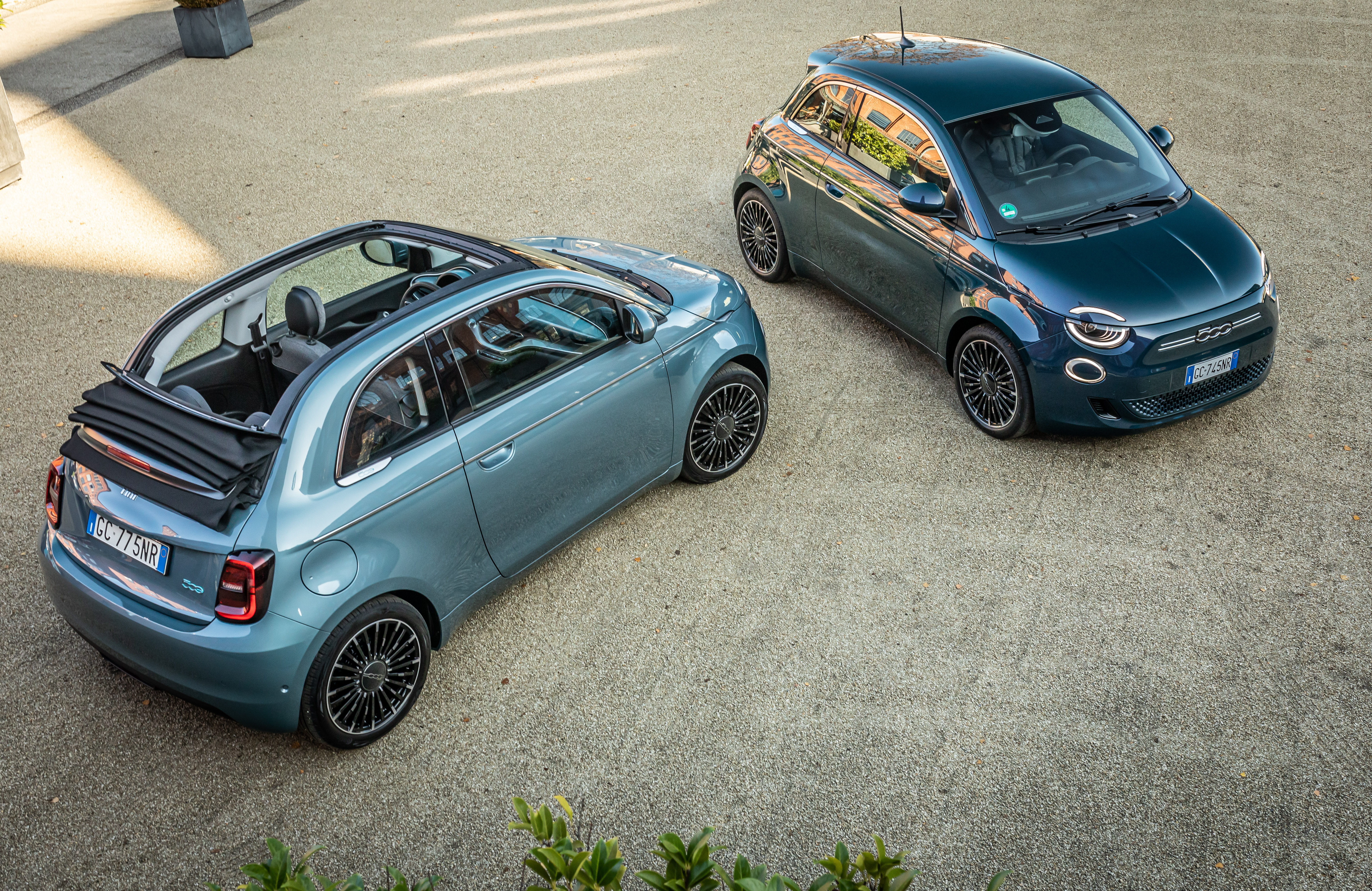 Das Rolldach-Cabrio 500e ist 2.500 Euro teurer als die geschlossene Version.. Foto: © Fiat