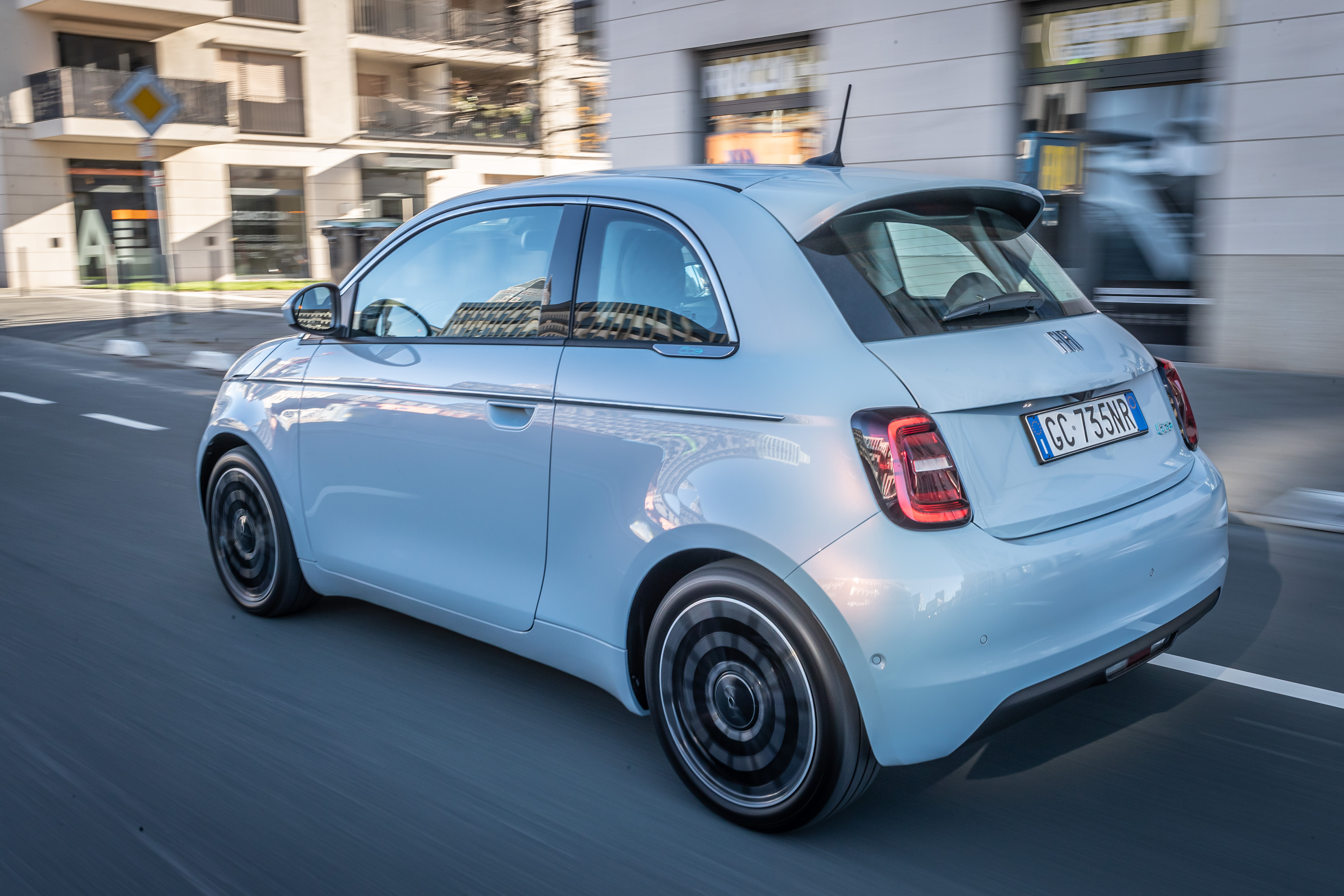 In der Stadt fühlt sich der Fiat 500e zu Hause. Foto: © Fiat