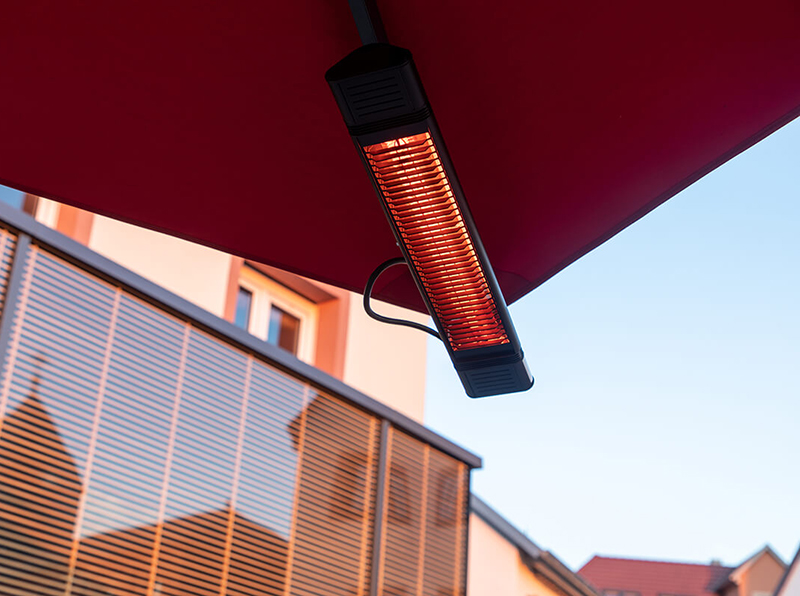 Die Infrarot-Heizstrahler mit geringer Lichtemission und schneller Wärmeentwicklung sind vormontiert. Foto: © Caravita