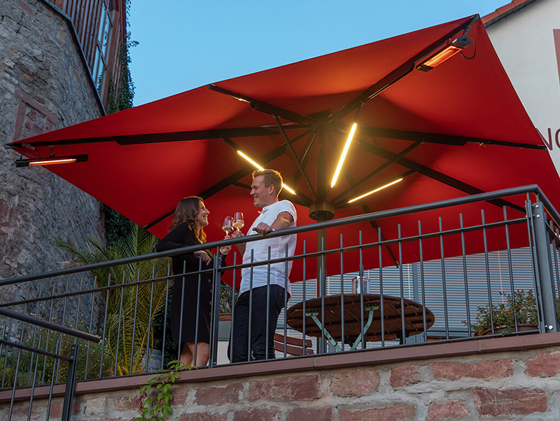 Um den besten Effekt zu erzeugen, ist die Wärmestrahlung so auf die Fläche unterhalb des Schirmes gerichtet, dass keine Energie verschwendet wird. Foto: © Caravita