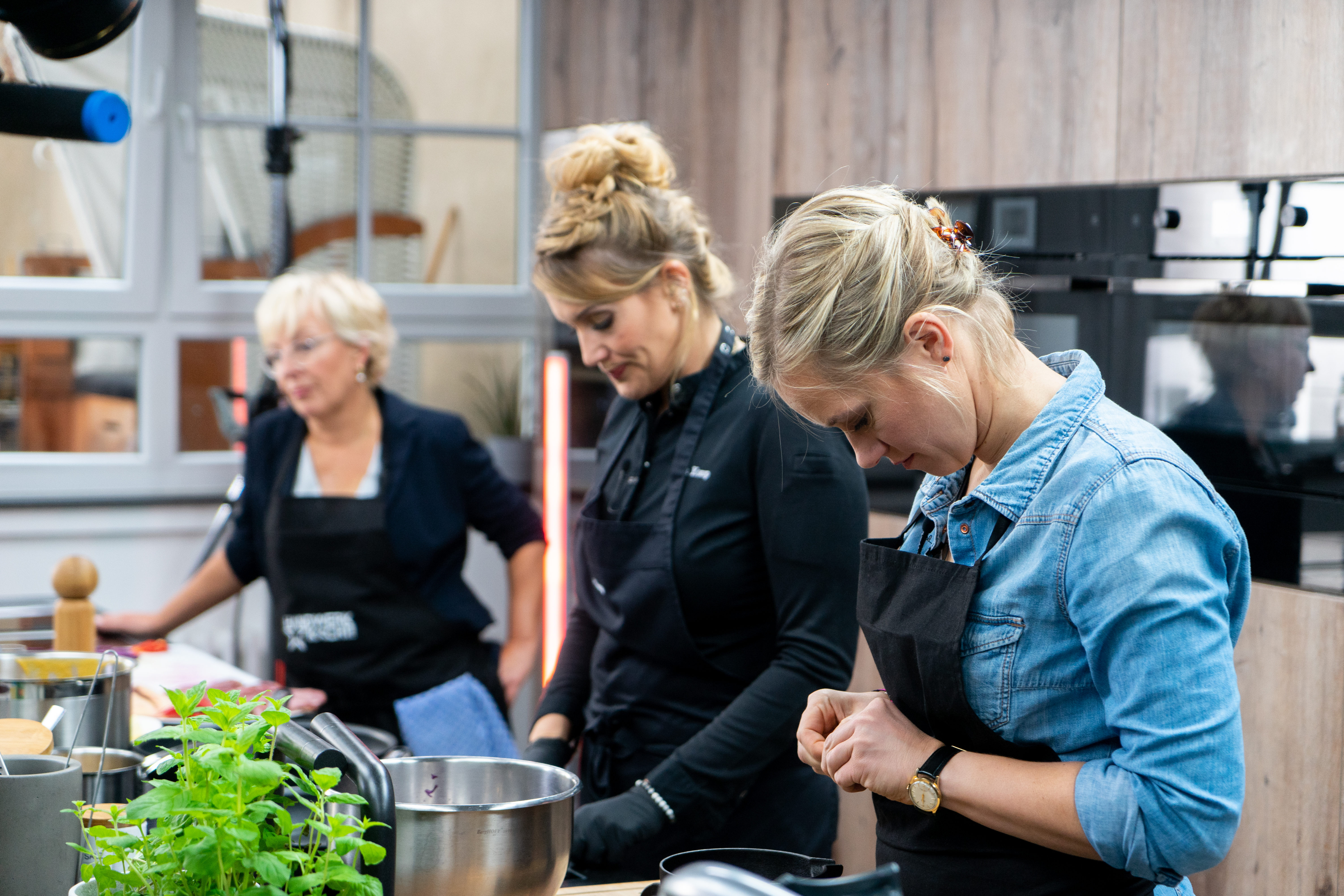 Julia Komp mit Heidi D’Agnese-Schmidtmann und Sarah Tiefenberg Foto: © Marvin Evkuran 