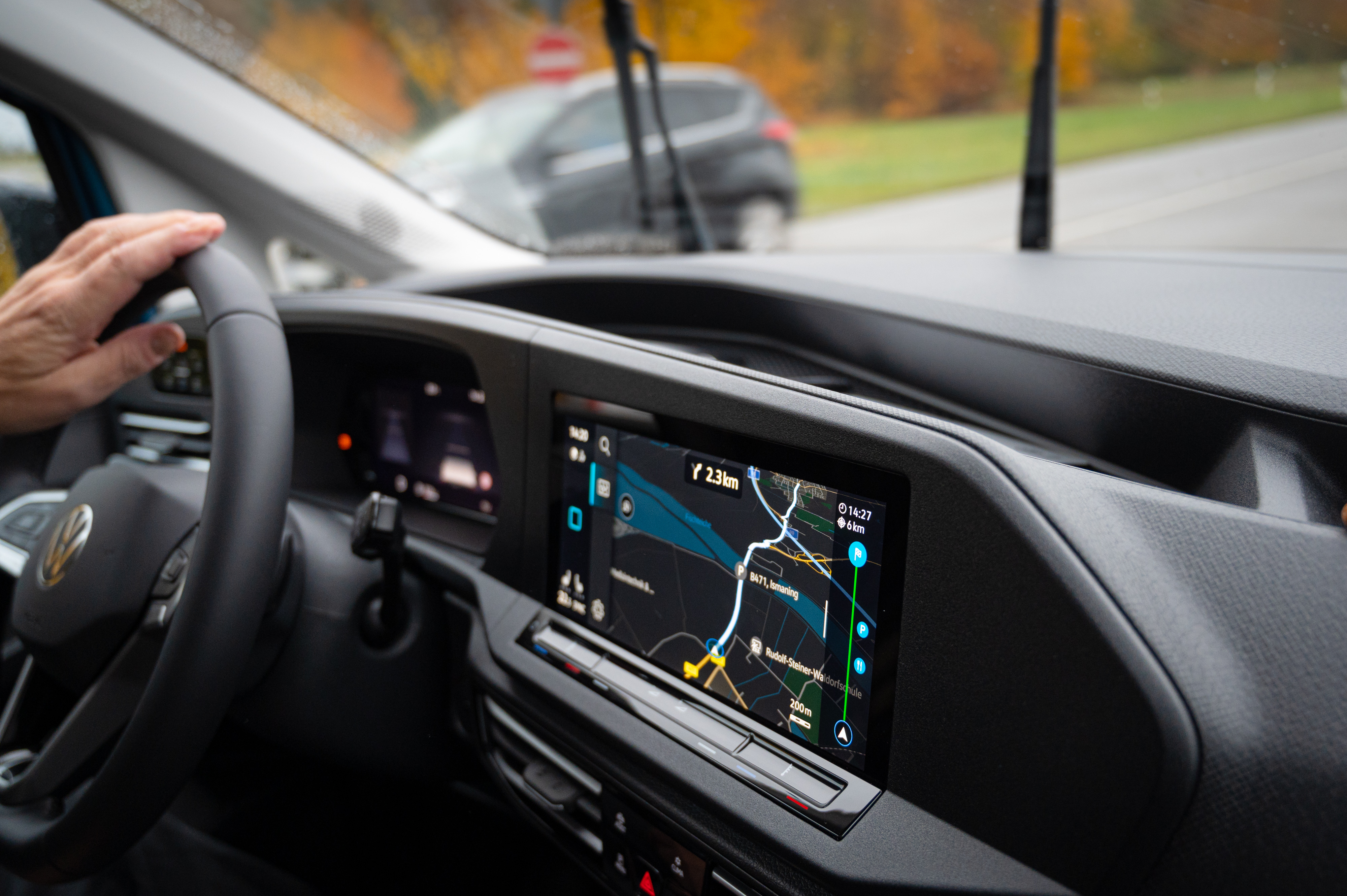 Display mit Touchscreen für Navigation und Fahrzeugsysteme. Foto: © Martin Bärtges
