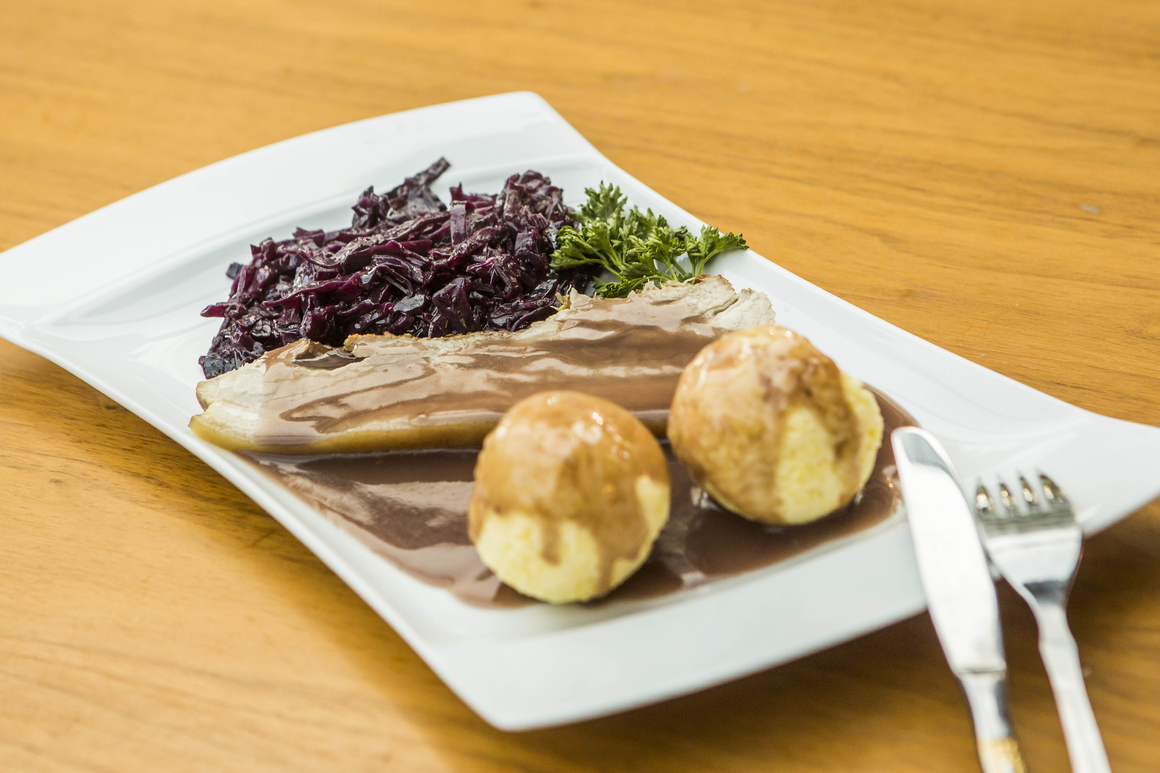Schweinebraten mit Klösen und Gemüse Foto: © Inga Geiser