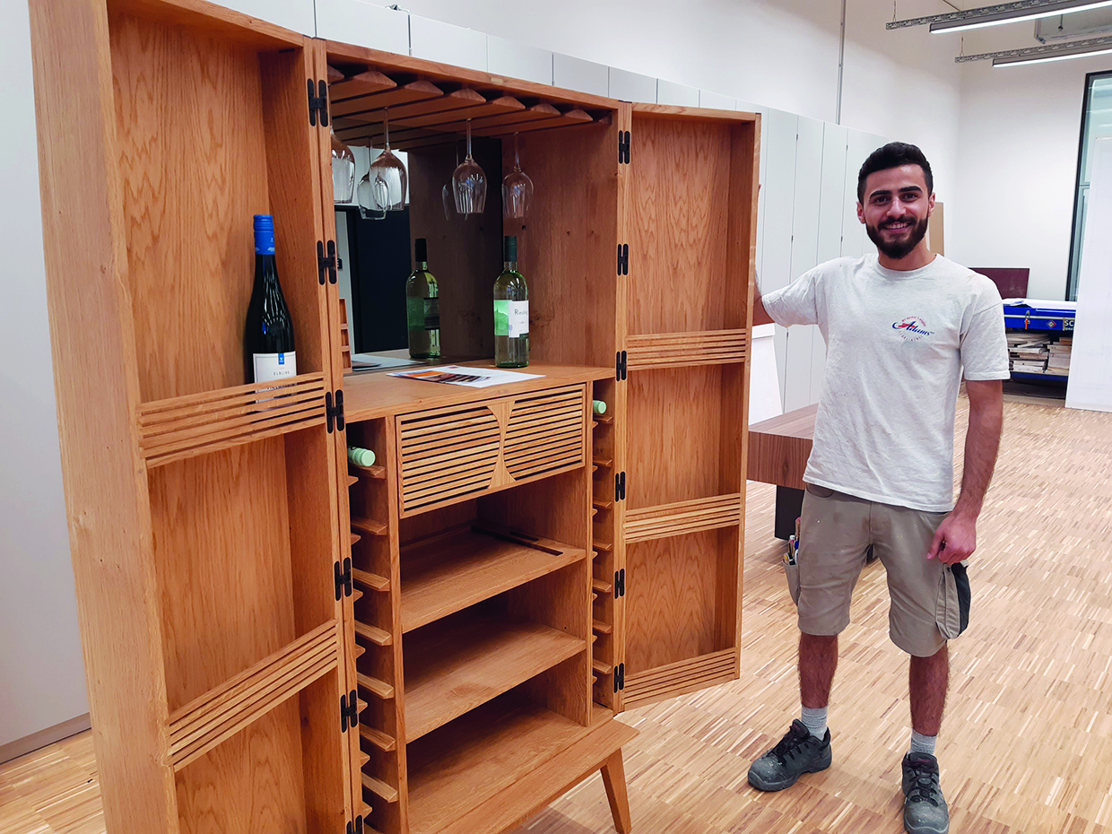 Mohammad Karoom belegte mit seinem Barschrank Platz 3 beim Landesentscheid von Die Gute Form. Foto: © HWK Trier