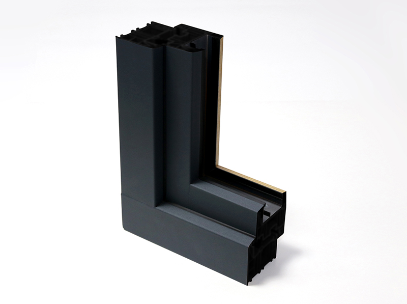 Continental stellt Oberflächen für Bauelemente im Außenbereich her – hier ein Beispiel eines Fensterprofils mit der trendstarken matten Optik von skai Mattex. Foto: © Continental