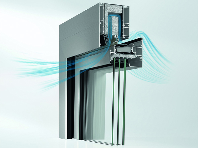 Beim Schüco Akustikfenster AWS 90 AC.SI wird in Schalldämm-Kippstellung die einströmende Außenluft über im oberen Blendrahmen eingesetzte vorkonfektionierte Lüftungskassetten geleitet. Auf diese Weise baut sich der Schall ab. Foto: © Schüco International KG