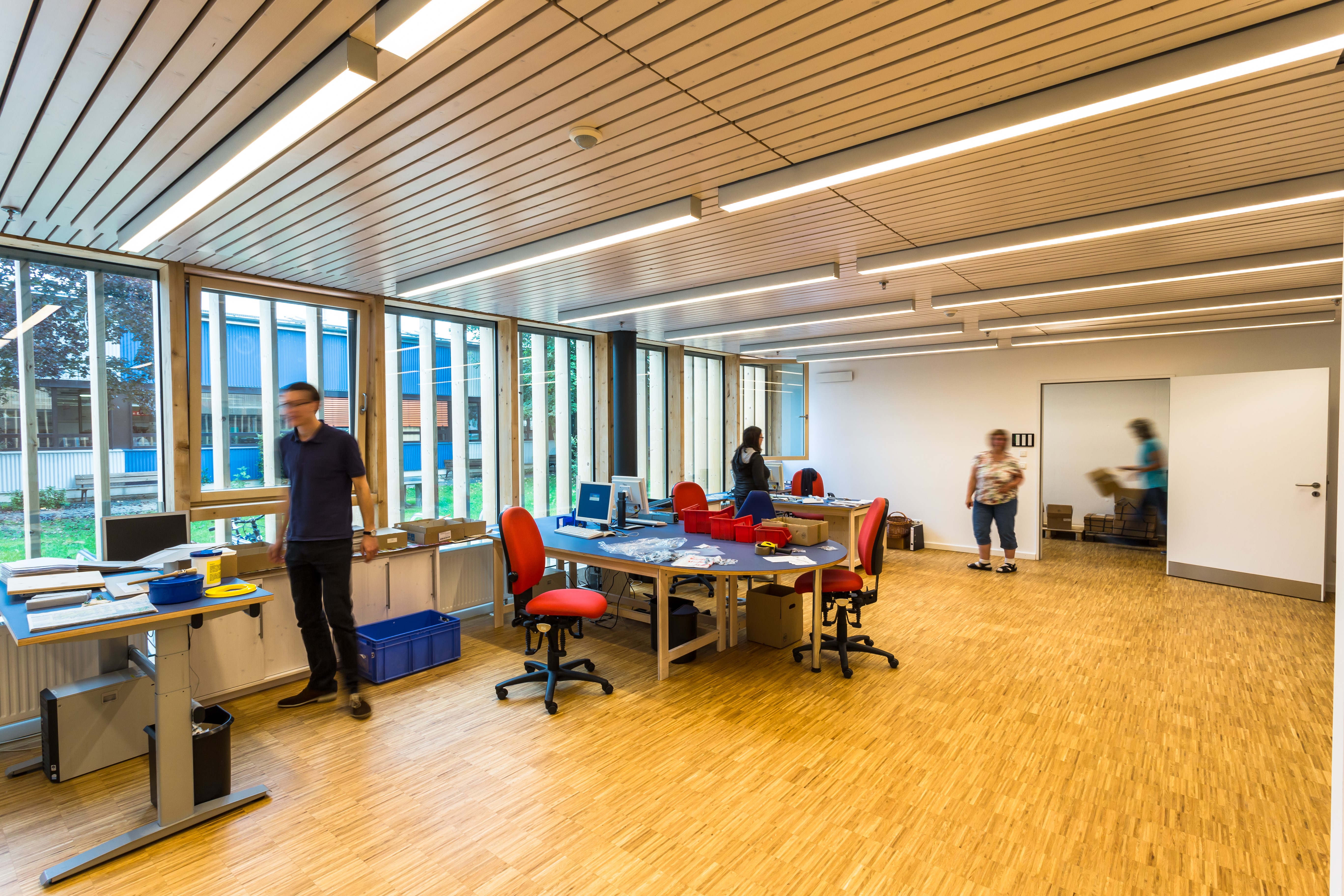 Am günstigsten für den Menschen wirkt Tageslicht. Büroarbeitsplätze sollten entsprechend nah am Fenster liegen. Foto: © Matthias Ettinger / Zumtobel
