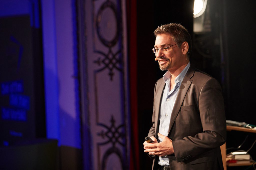 Dominik Dallwitz-Wegner, Verfechter der positiven Psychologie, setzt sich seit Jahren für die Einführung des Schulfachs Glück ein. Foto: © Ink-macht-schule.de