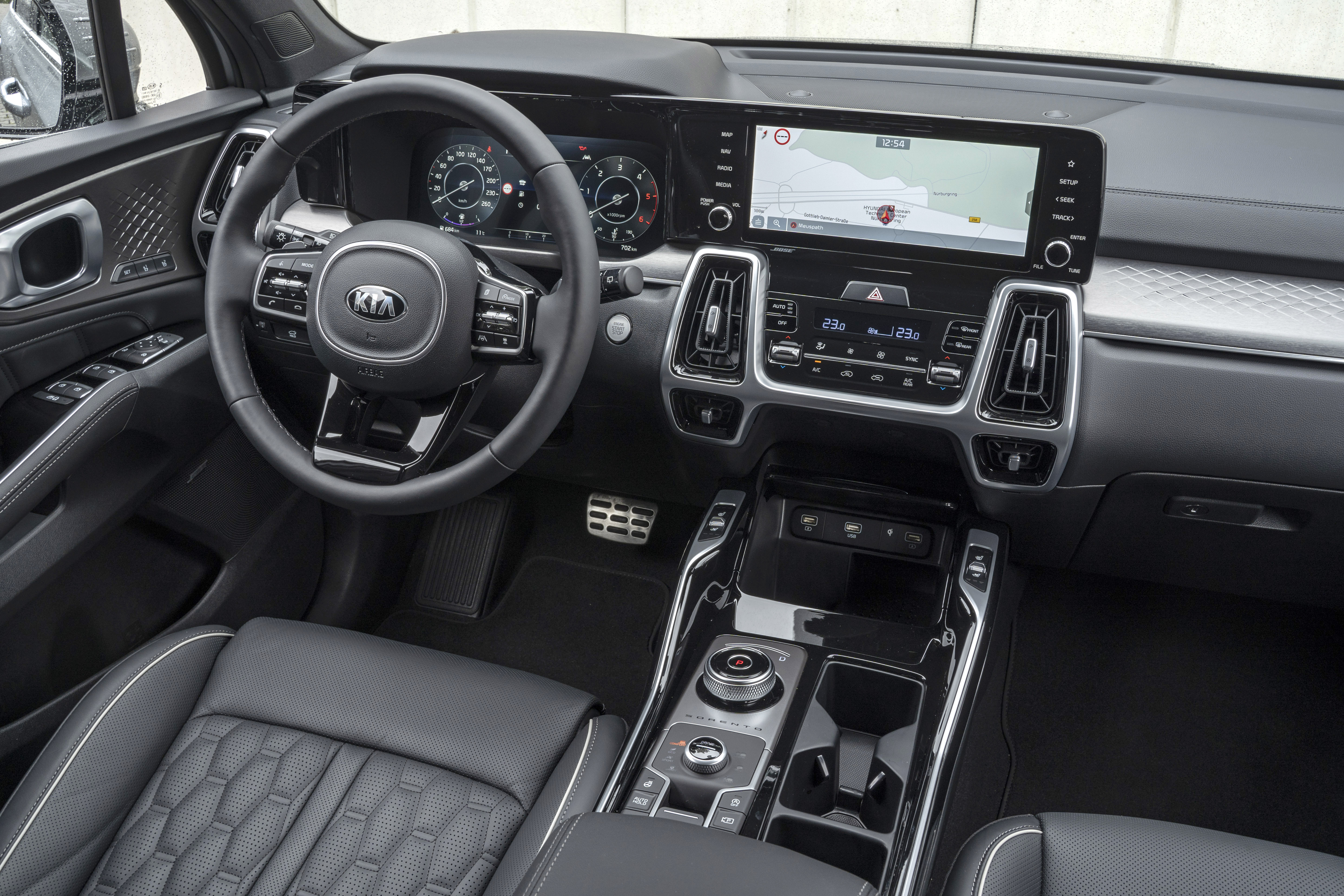 Das Cockpit lässt sich einfach bedienen, nur die Sprachsteuerung ist verbesserungswürdig. Foto: © Kia