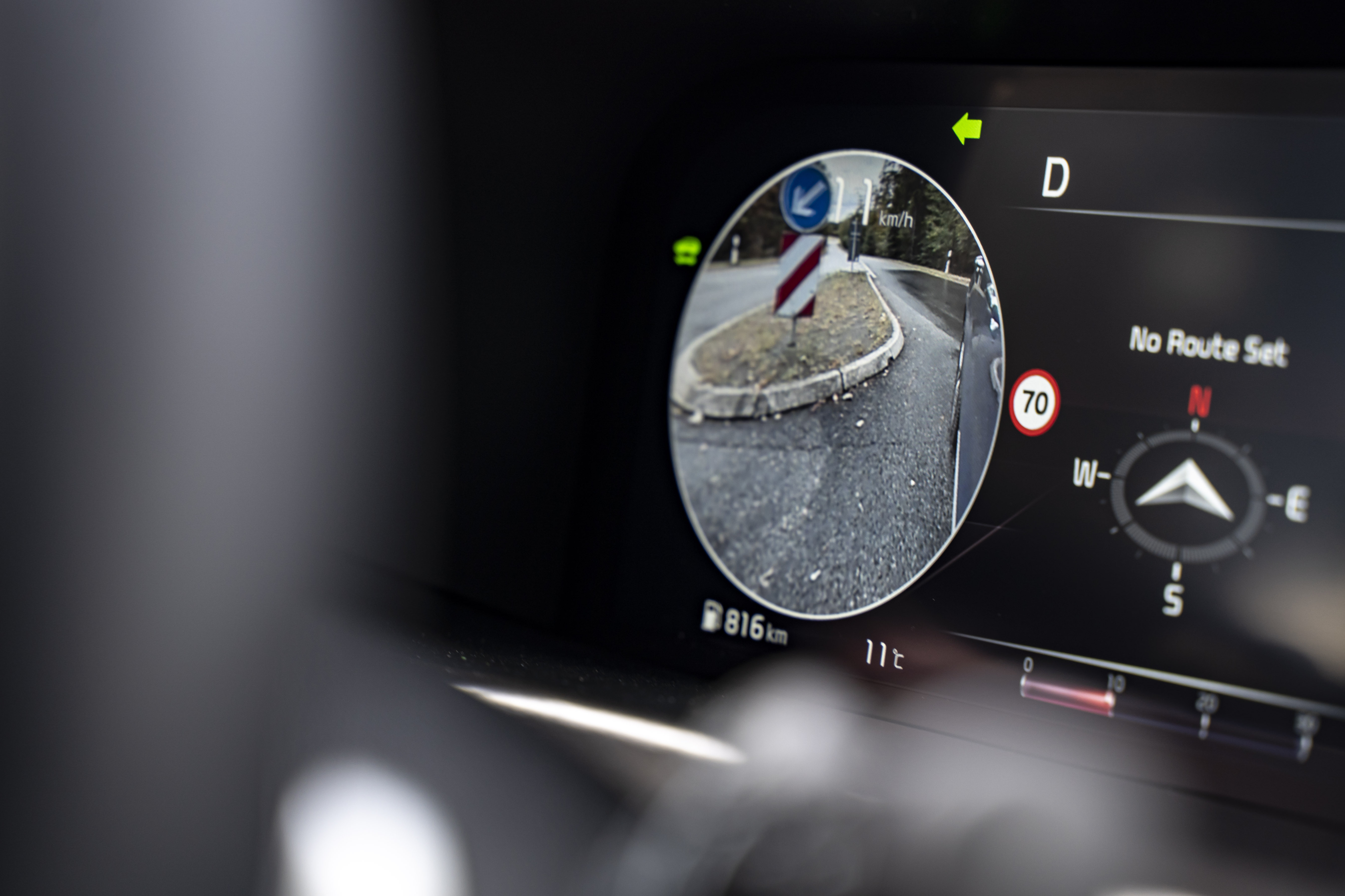 Der Totwinkelassistent blendet das Bild in die Instrumente ein. Foto: © Kia