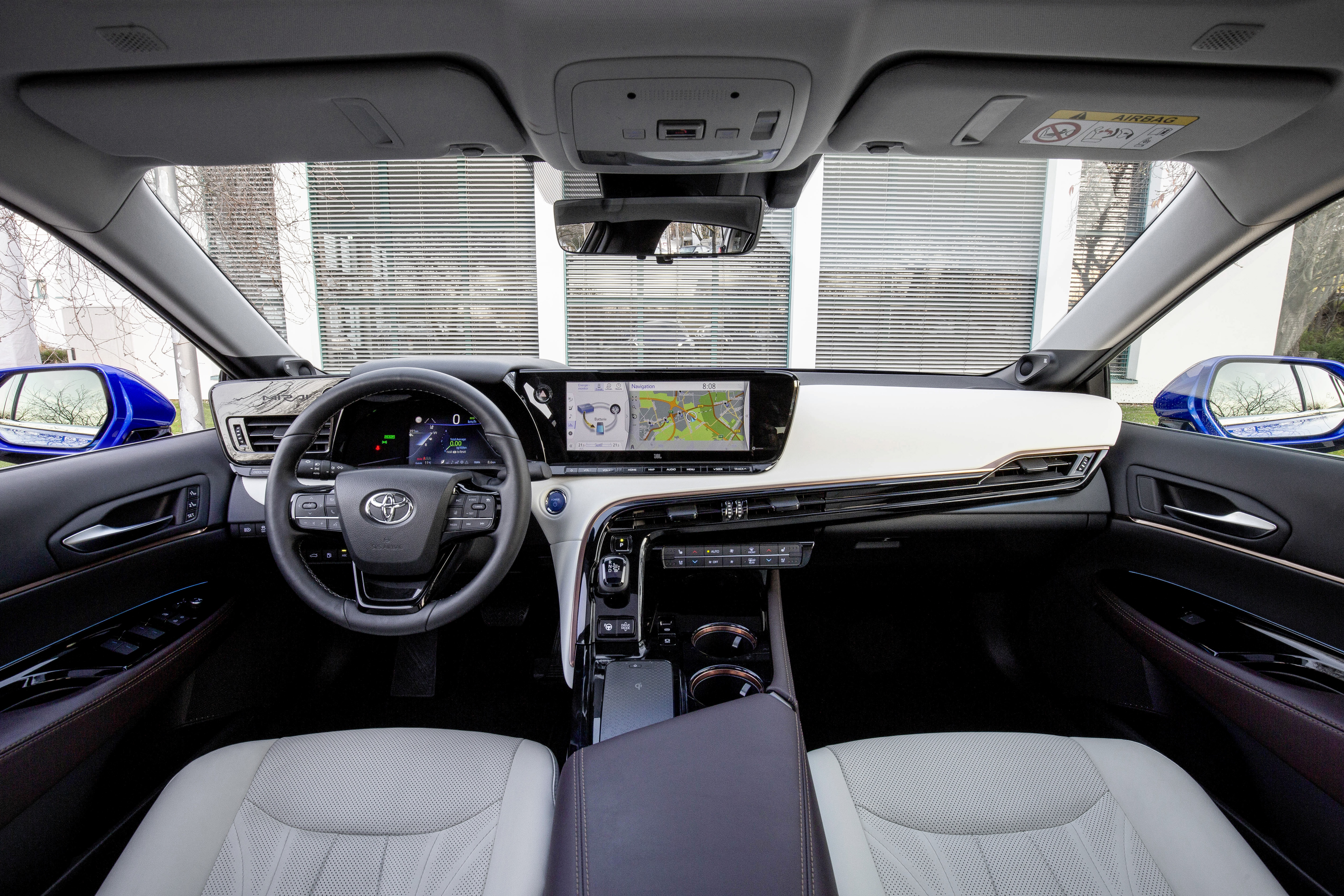 Den Fahrer erwartet ein aufgeräumter Arbeitsplatz und ein Multimedia mit leichten Schwächen. Foto: © Toyota 