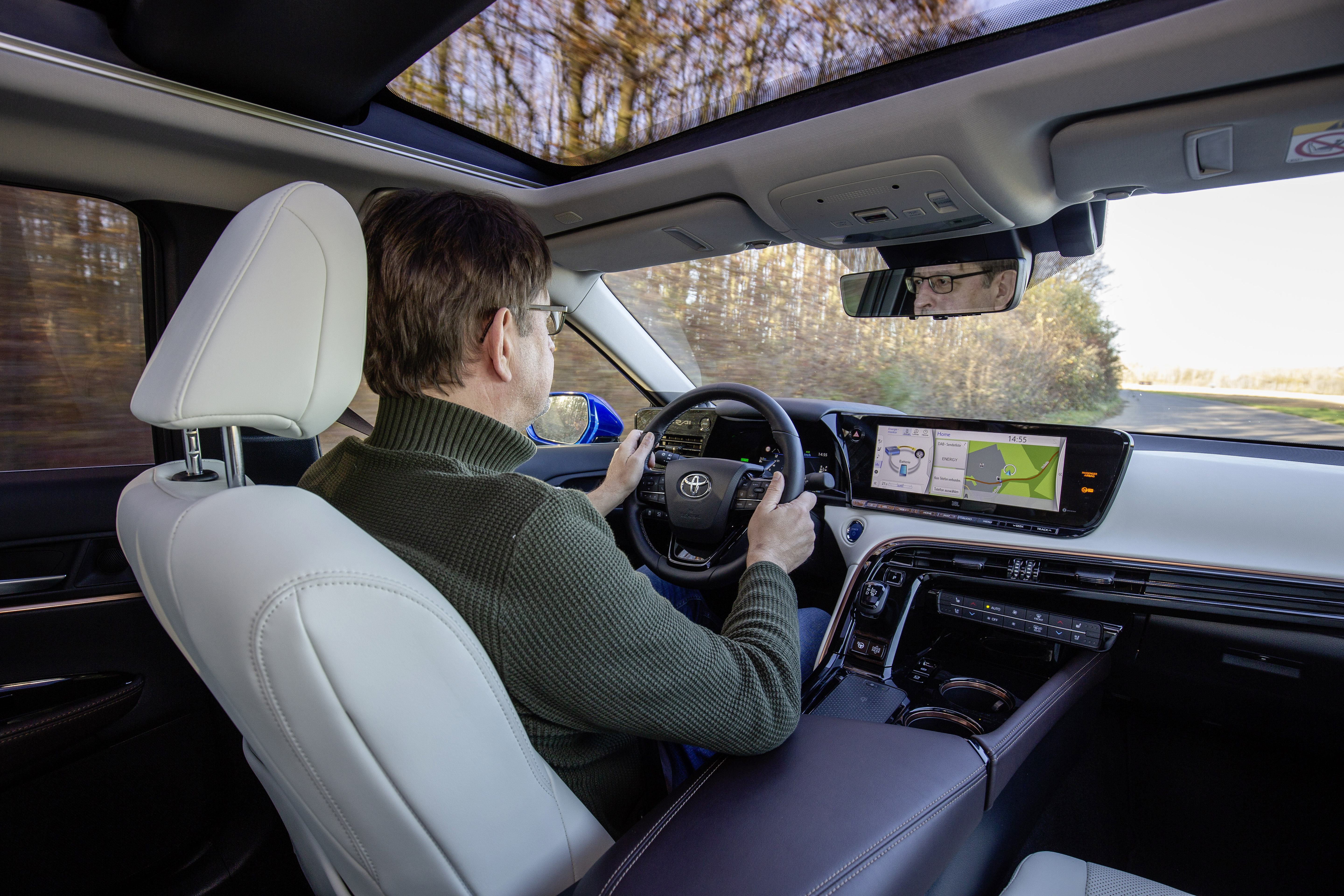 Obwohl der Mirai eine Brennstoffzelle ist, braucht man beim Fahren nichts Besonderes beachten. Foto: © Toyota 