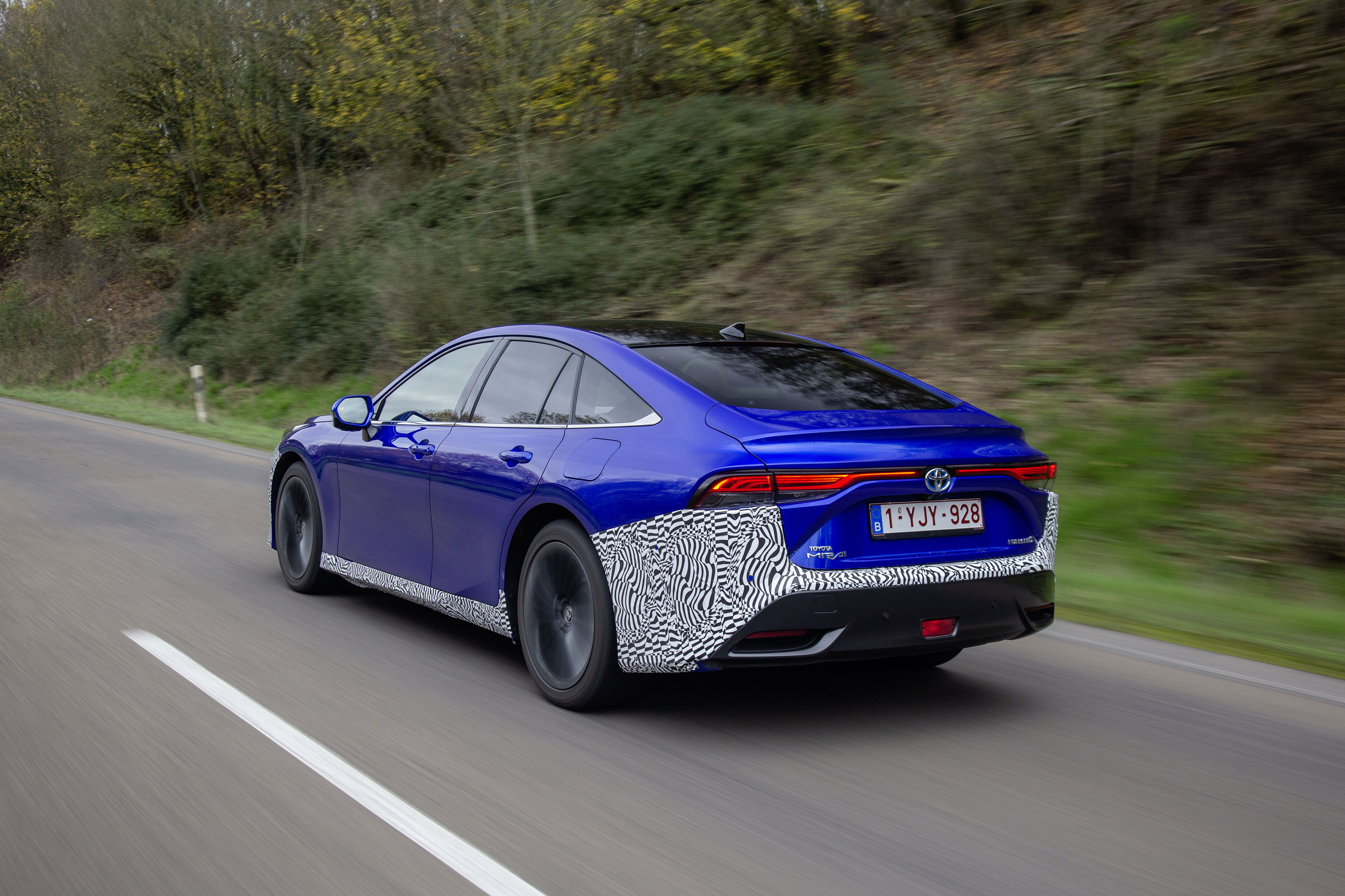 Aus dem Auspuff der viertürigen Limousine entweicht ausschließlich Wasser. Foto: © Toyota 