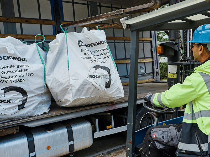 Dieselben Lkw, die neue Dämmplatten für die Verarbeitung bringen, fahren Baustellenabschnitte zurück in das nächstgelegene Werk der Deutschen Rockwool. Foto: © Deutsche Rockwool GmbH & Co. KG
