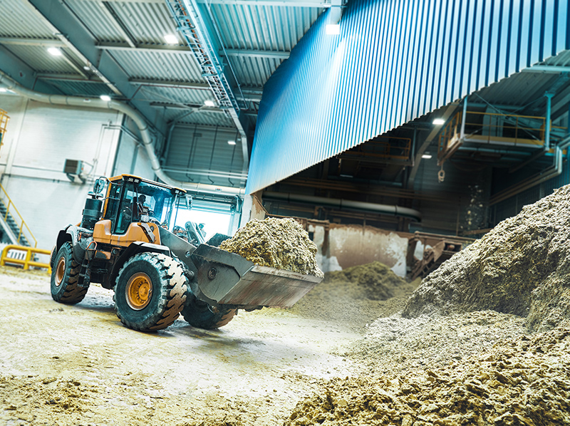 Steinwolle-Verschnitt von Baustellen wird in den Werken der Deutschen Rockwool aufgearbeitet und mit neuem Rohmaterial verschmolzen. So werden sie wiedergeboren als neue Steinwolle-Dämmungen. Foto: © Deutsche Rockwool GmbH & Co. KG