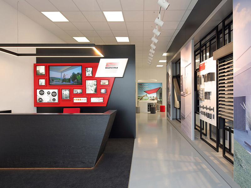 Die Eleganz der dunklen Wände und Teppiche bietet einen Kontrast zu den hellen, lichtdurchfluteten Ausstellungsbereichen. Foto: © Warema